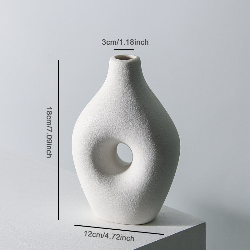 Vaso bianco tondeggiante alto 17 cm con apertura circolare
Copy alt text