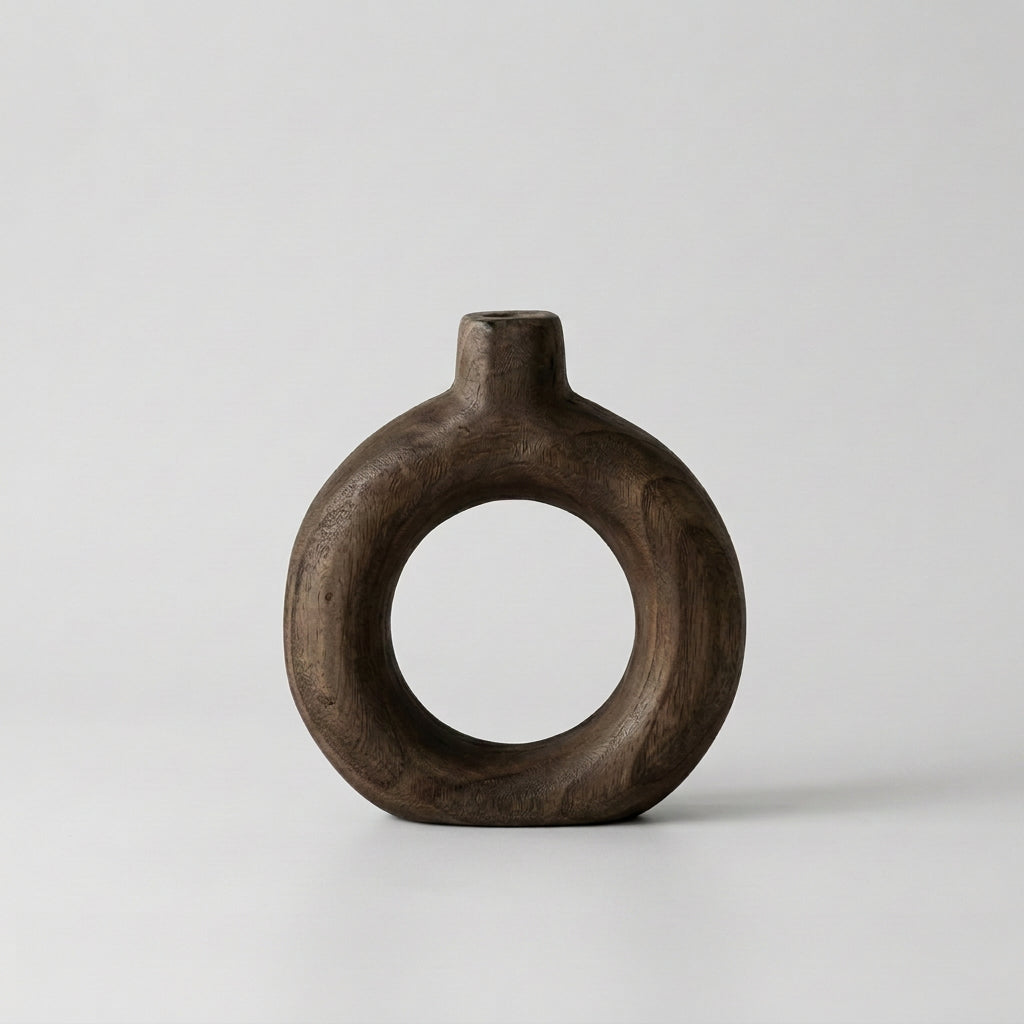 Vaso decorativo in legno scuro con apertura centrale rotonda e design minimalista