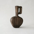 Vaso ornamentale in legno scuro con forma organica e manico verticale integrato