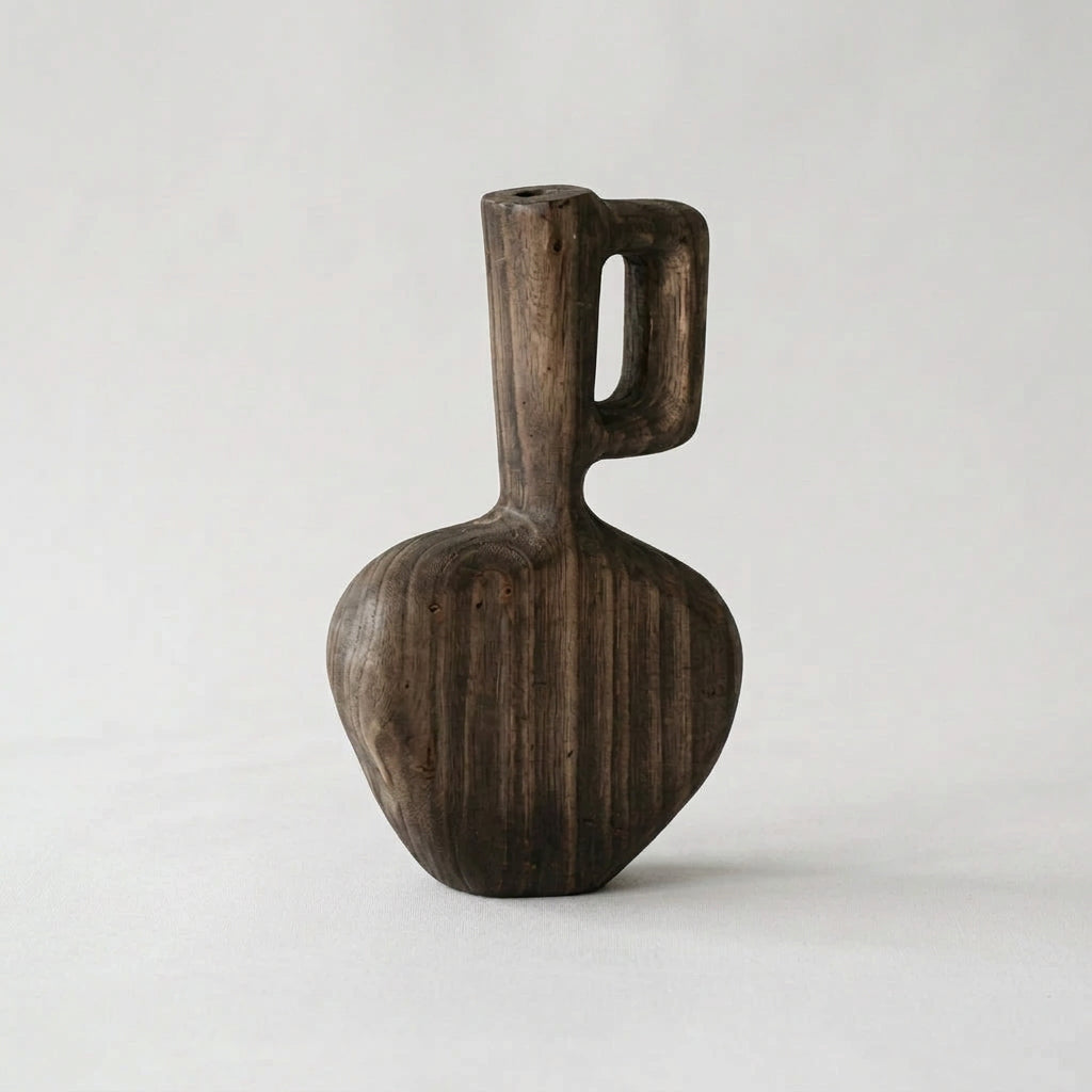 Vaso ornamentale in legno scuro con forma organica e manico verticale integrato